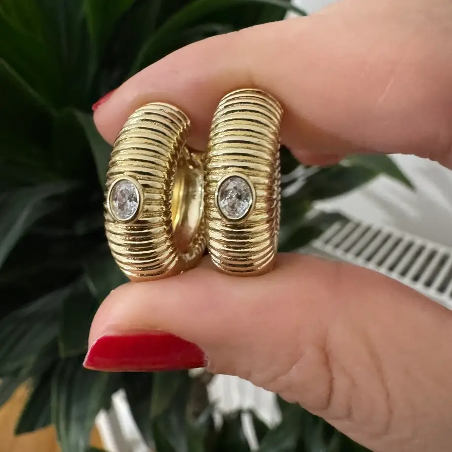 VIP 14K Mini Taş Detaylı Çizgili Halka Küpe