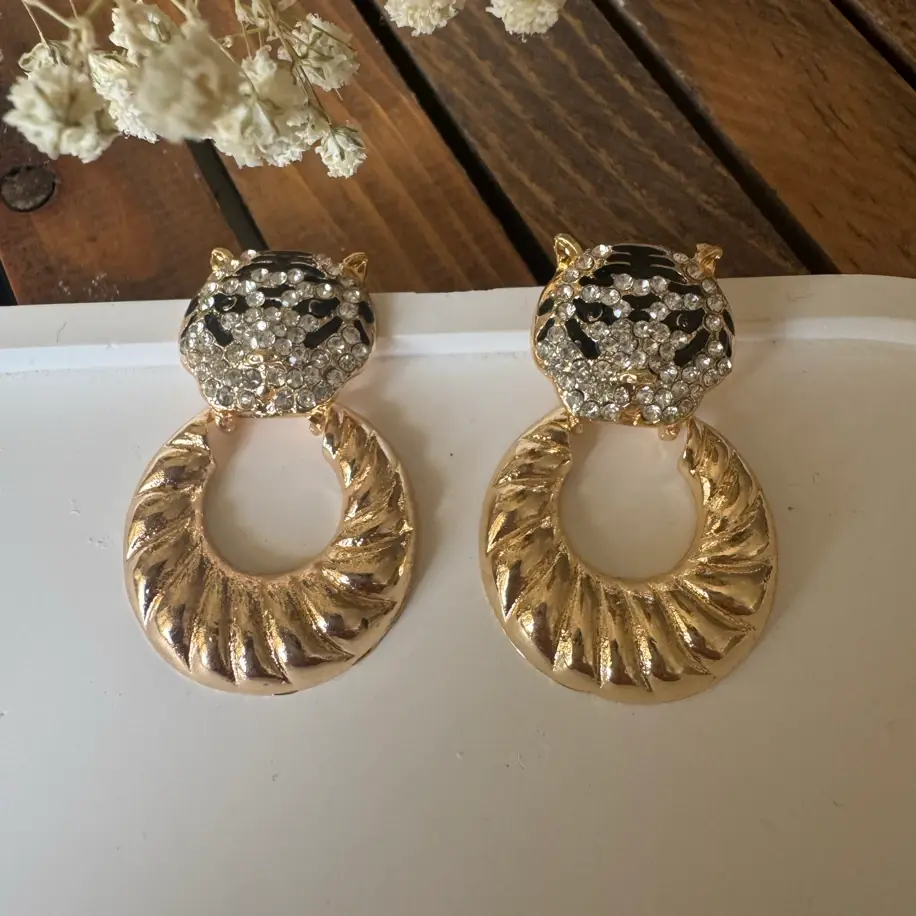 Aslan Kafası Taşlı Küpe