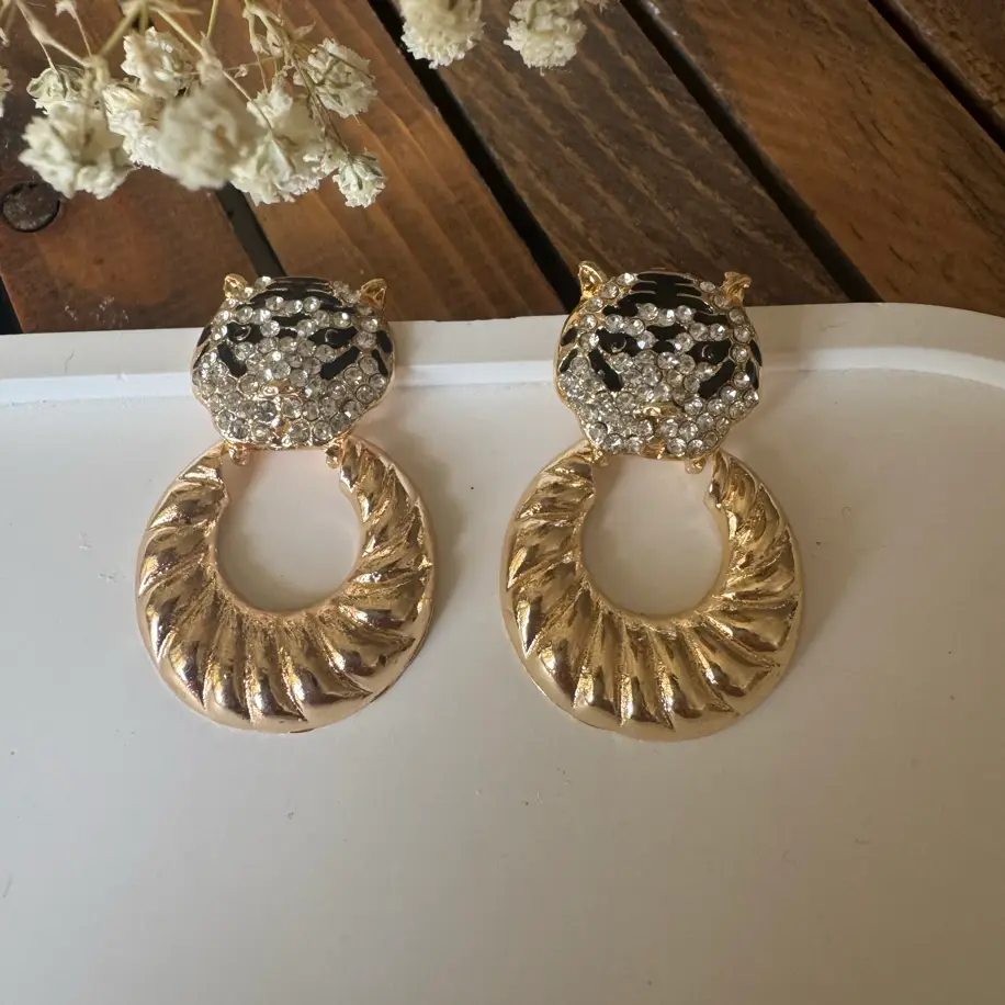 Aslan Kafası Taşlı Küpe