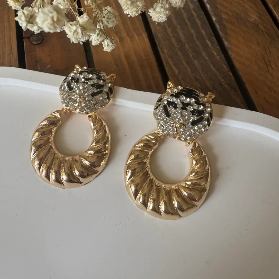 Aslan Kafası Taşlı Küpe