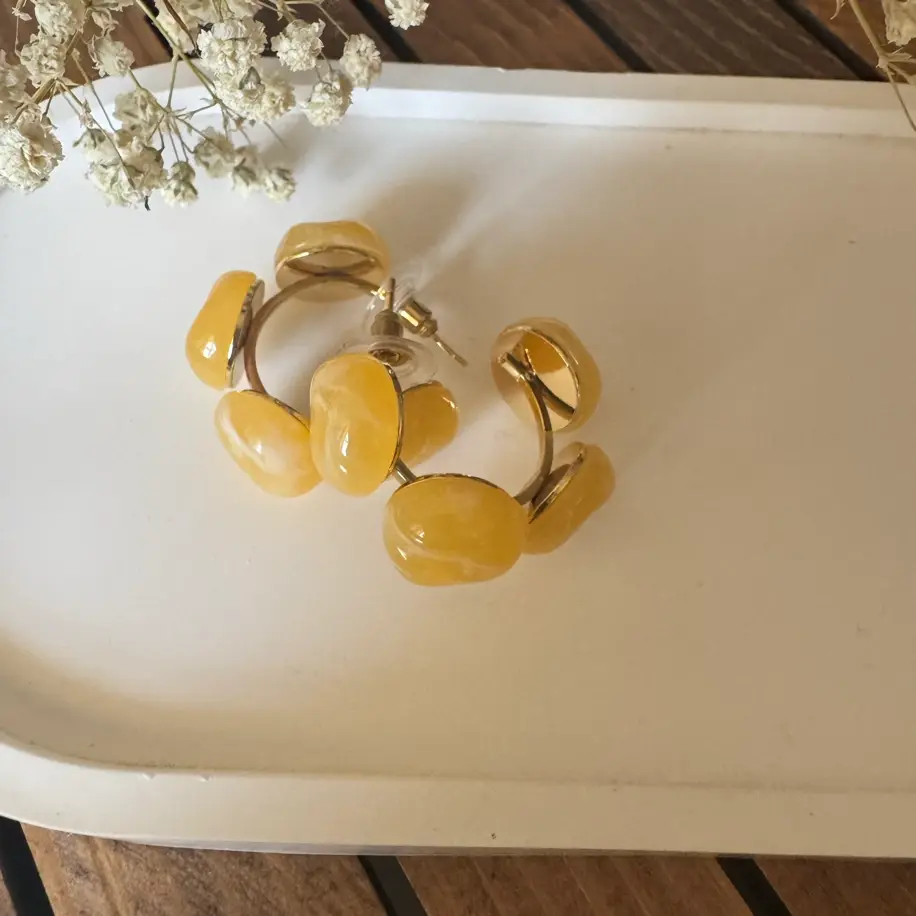 Sarı Taş Görünümlü Küpe