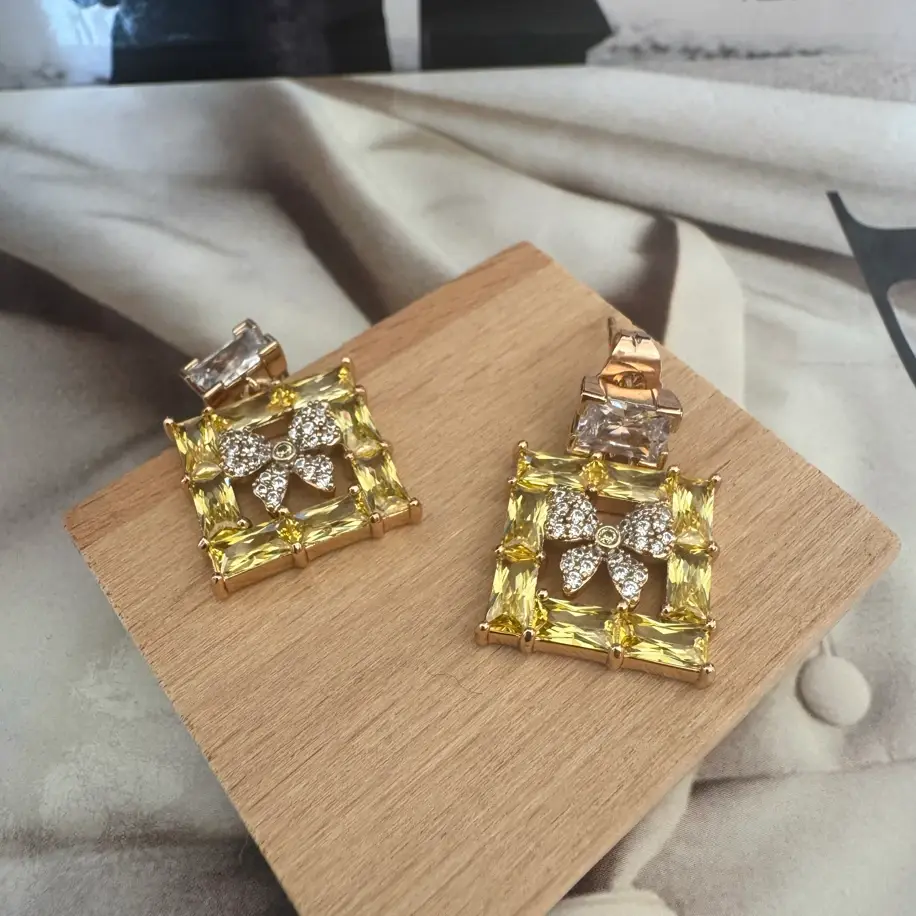 Sarı Kelebek Detaylı Küpe