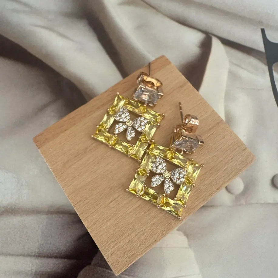 Sarı Kelebek Detaylı Küpe