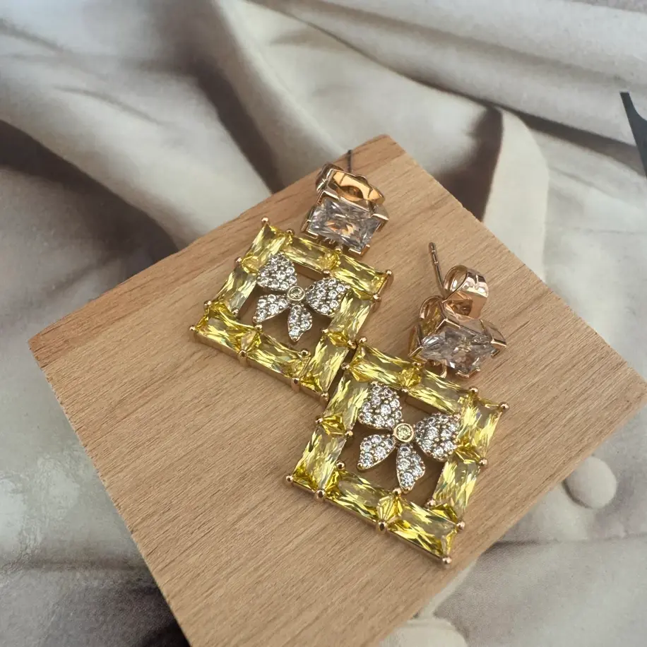 Sarı Kelebek Detaylı Küpe