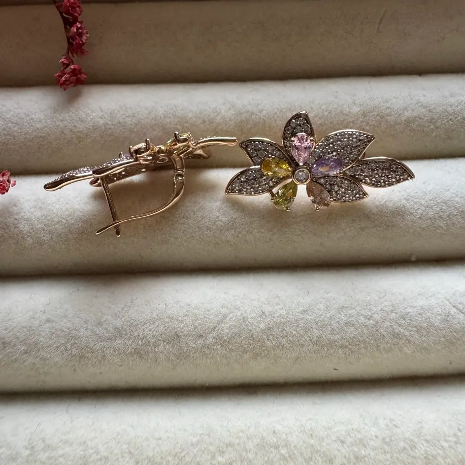 Yaprak Renkli Taşlı Küpe