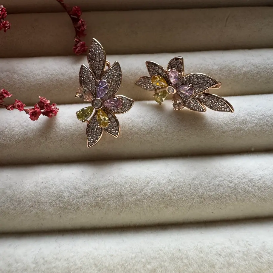 Yaprak Renkli Taşlı Küpe