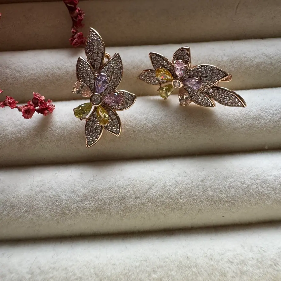 Yaprak Renkli Taşlı Küpe