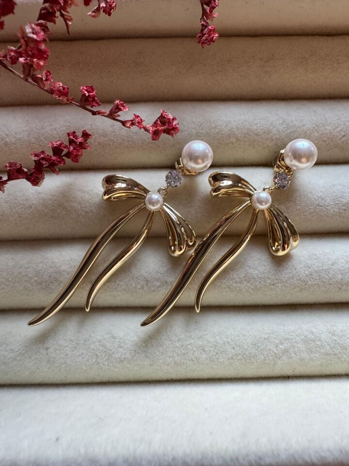 İncili Fiyonk Sallantılı Küpe